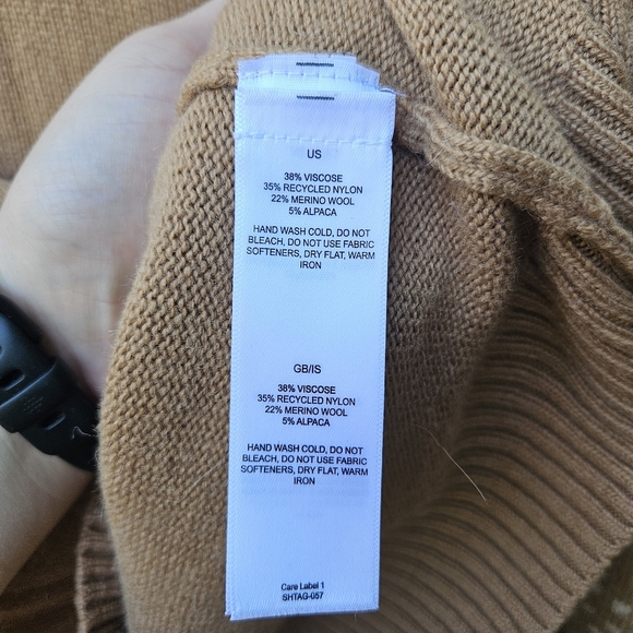 Sherpa Adventure Gear tan v neck sweater with fair isle sleeves small - Picture 4 of 5